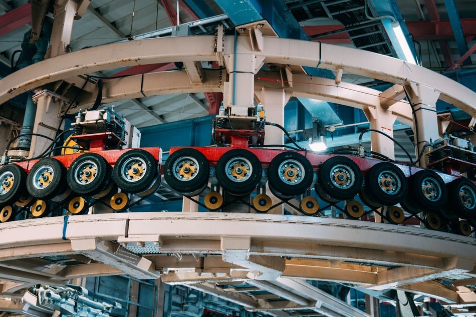 AR Challenges in Plastics and Rubber Manufacturing: Cash Flow Patterns and Solutions