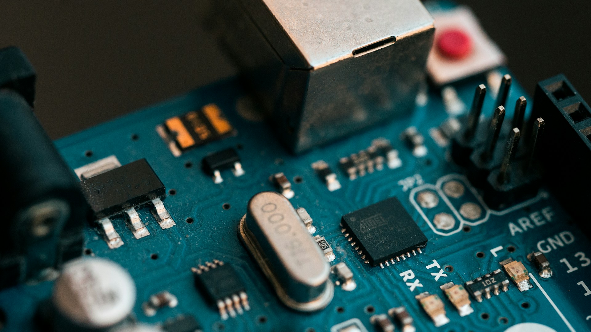 Best Invoice Factoring Companies for Semiconductor & Electronics Manufacturing